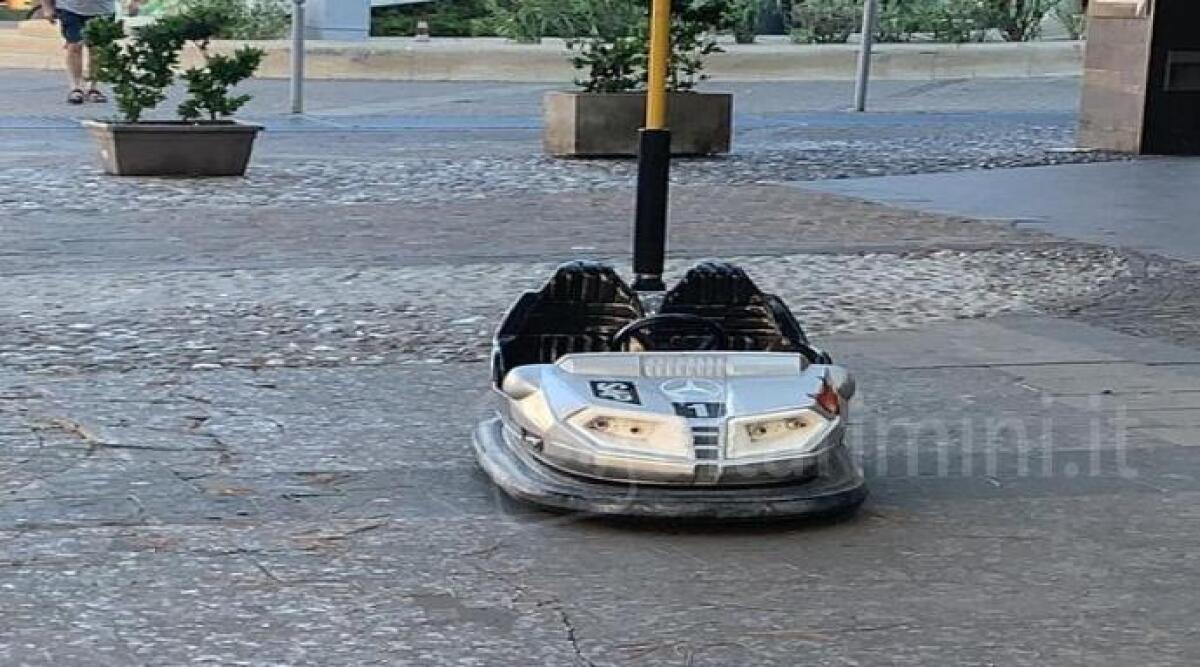 Riccione, macchina da autoscontro abbandonata in viale Dante - 