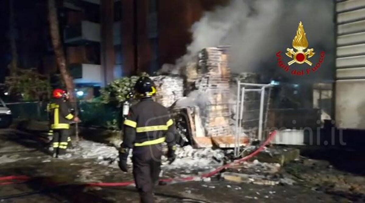 VIDEO Incendio nella notte all'interno di un cantiere edile a Rimini - 