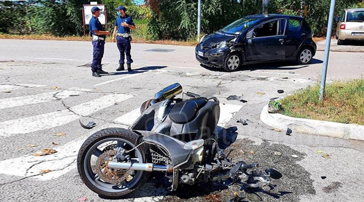 VIDEO Schianto choc in scooter contro un'auto, poi il volo sull'asfalto: &egrave; grave - 