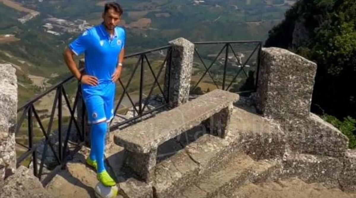 Calcio: le nuove maglie della nazionale di San Marino. La divisa di riserva è blu scuro -