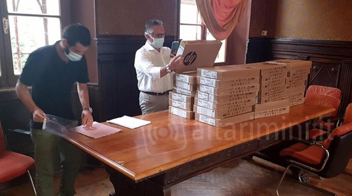FOTO Distribuiti PC e &quot;saponette&quot; Wifi ai giovani studenti di Cattolica - 