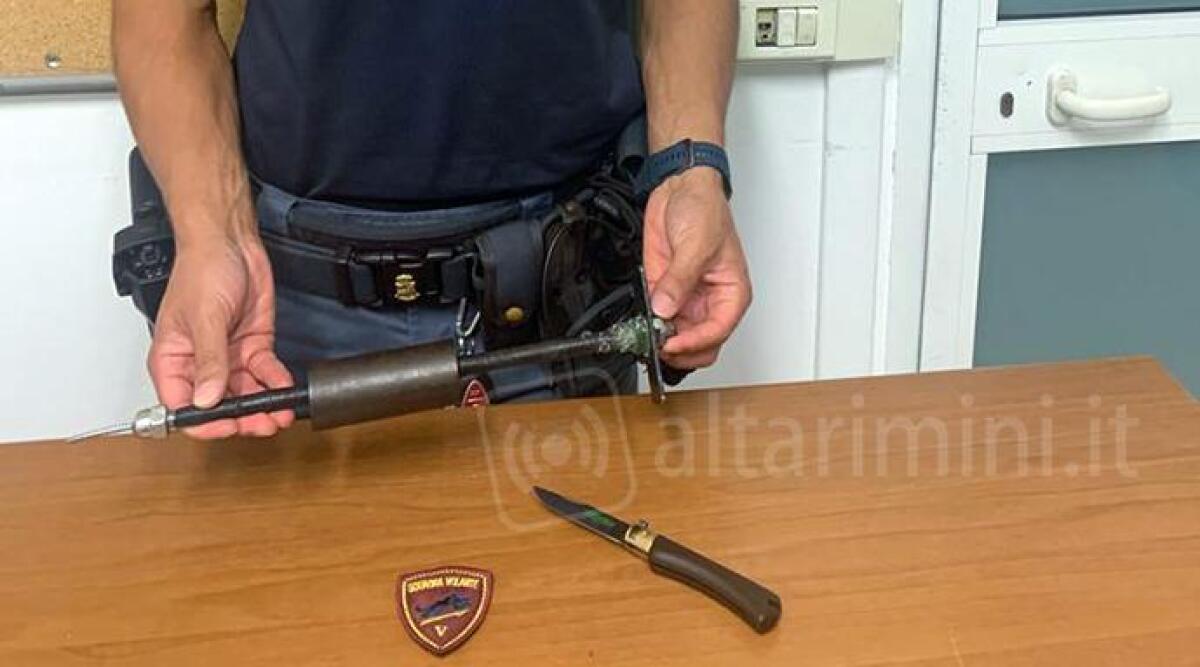 In motorino senza patente né assicurazione, nello zaino con coltello e tirapalle: 32enne segnalato -