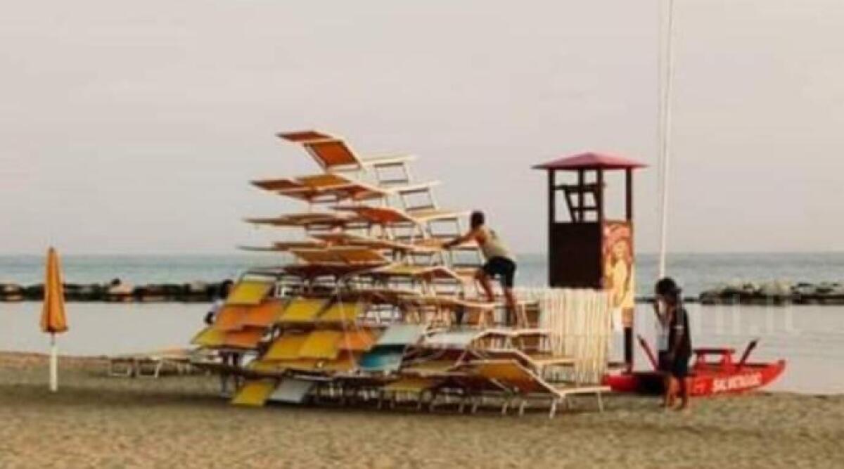 Scherzo di cattivo gusto, vandali in spiaggia a San Giuliano - 