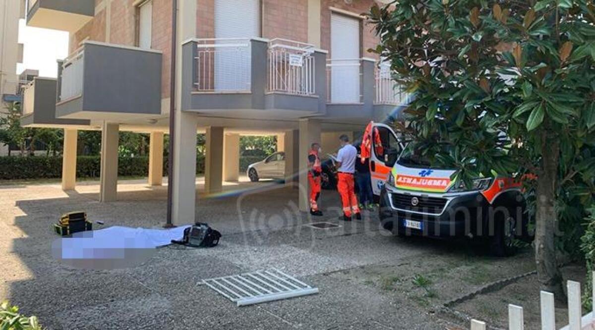 VIDEO Torre Pedrera, cede la ringhiera: cade dal quarto piano e muore -