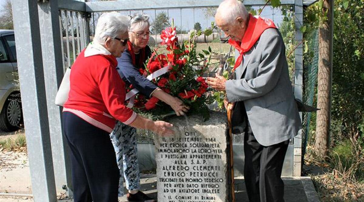 Fiori per i partigiani fucilati dai tedeschi, il ricordo -