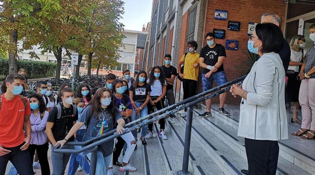 Scuola. Inizio anno, la presidente Petitti in visita al liceo Albert Einstein di Rimini - 