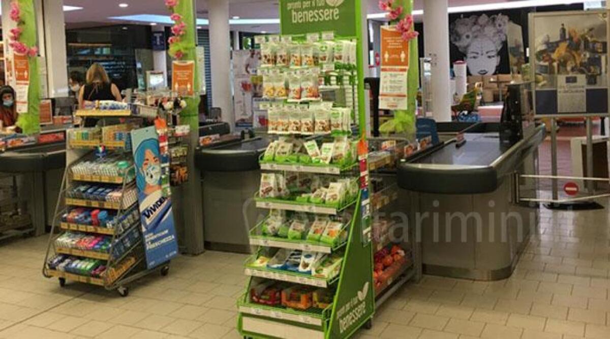 Fa la spesa senza pagare: l'auto su cui scappa rischia di investire una cassiera - 