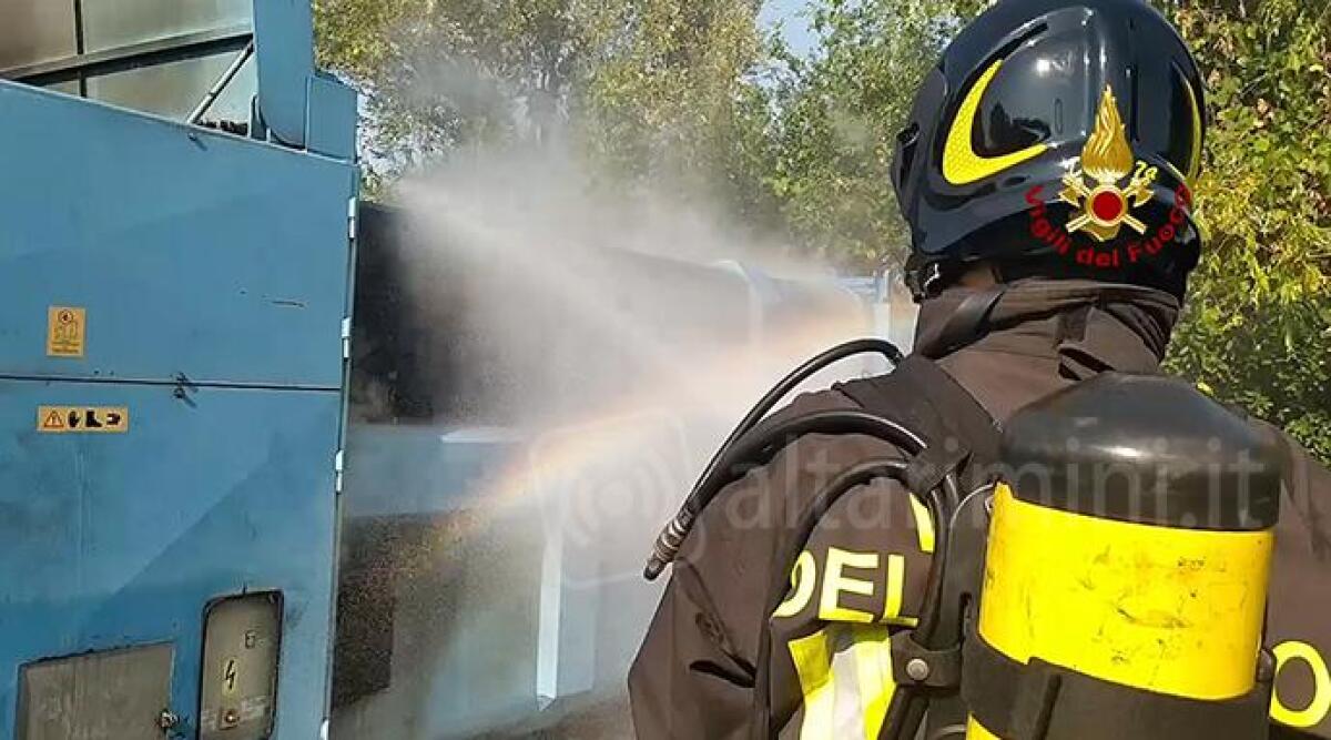 VIDEO Compattatore di rifiuti solidi prende fuoco all'isola ecologica di via Macanno - 