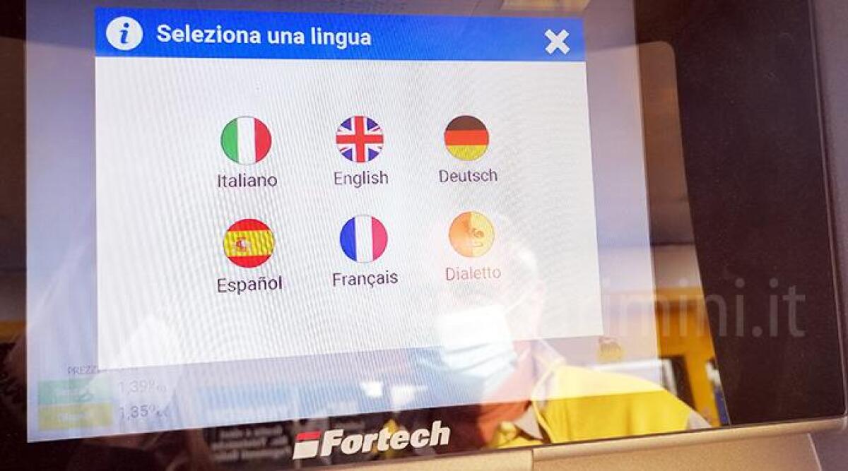 VIDEO Rifornimento self service in dialetto, parte la sperimentazione di Eni nei distributori di Rimini - 
