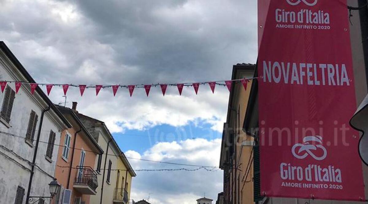 Novafeltria celebra il passaggio del Giro d'Italia con striscioni e animazione di Radio Bruno -
