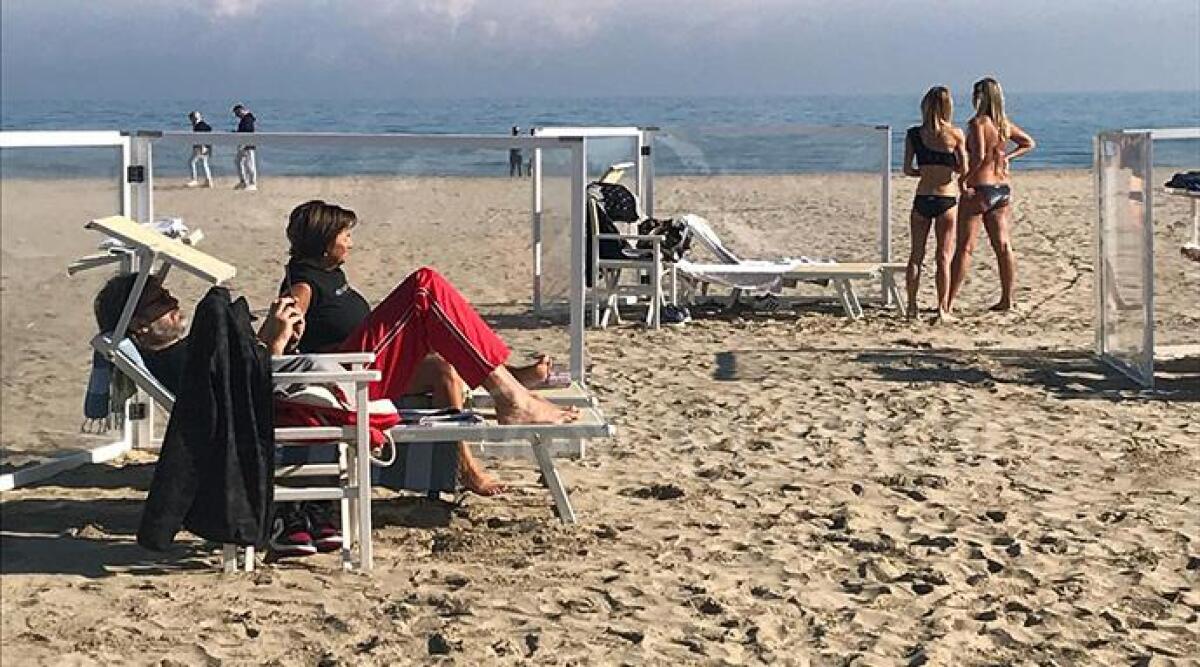 A Riccione il mare d'inverno funziona: spiagge ancora aperte e turisti in costume -