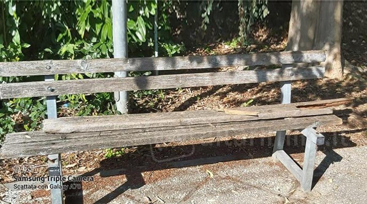 Rimini: "Panchine inutilizzabili, rottami di biciclette e tombino ostruito". La segnalazione -