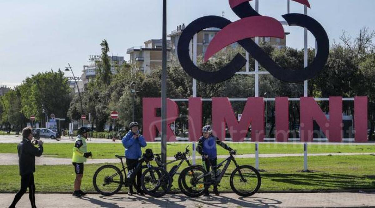 FOTO Rimini si prepara all'arrivo della carovana del giro d'Italia - 