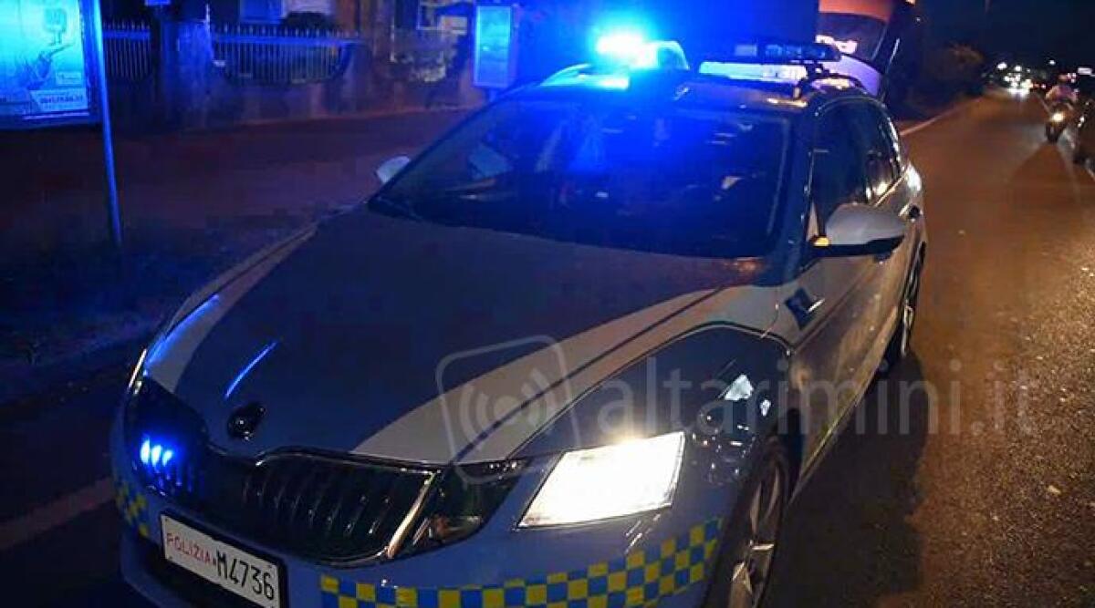 Rimini: 29enne si arrampica su grondaia e tenta suicidio, intervengono la Volante e Vigili del Fuoco - Foto di repertorio
