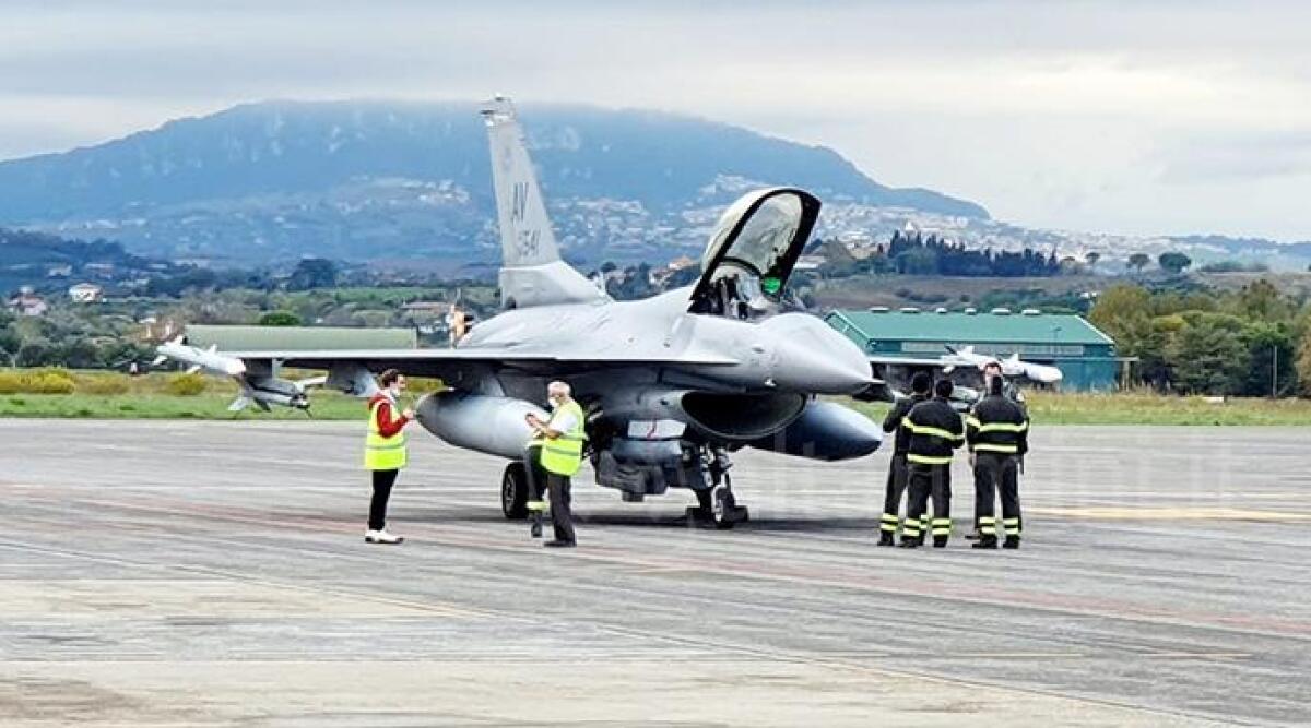 VIDEO Atterraggio di emergenza per due F16 militari, paura nei cieli di Rimini -