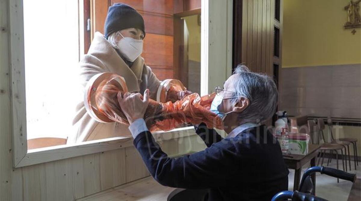 Casa di riposo di Rimini allestisce la stanza degli abbracci per gli anziani ospiti -