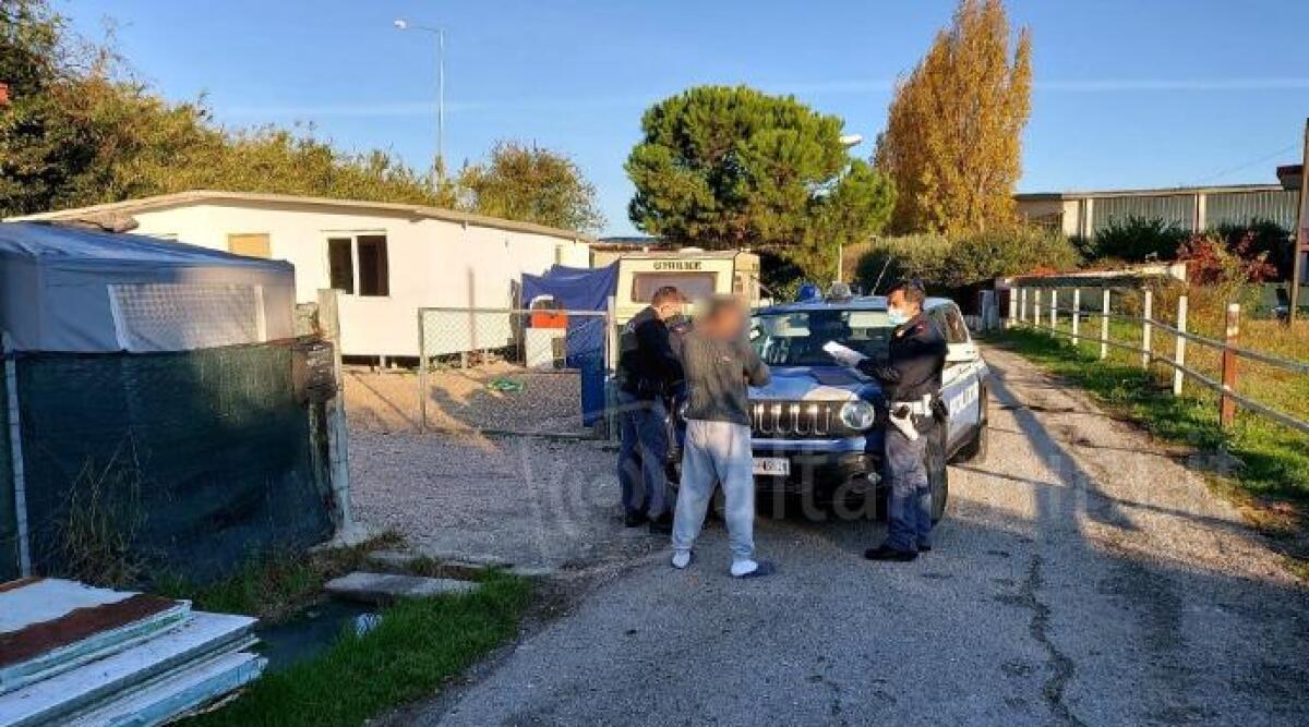 Paura e sospetti sul campo nomadi di Coriano: la polizia avvisa i soggetti pi&ugrave; temuti e attenzionati - 