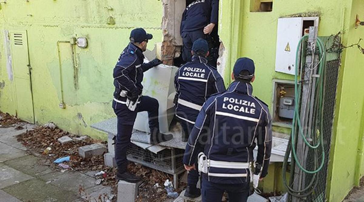 Abusivi all'ex hotel delle Nazioni, due magrebini allontanati dalla polizia locale - Foto di repertorio