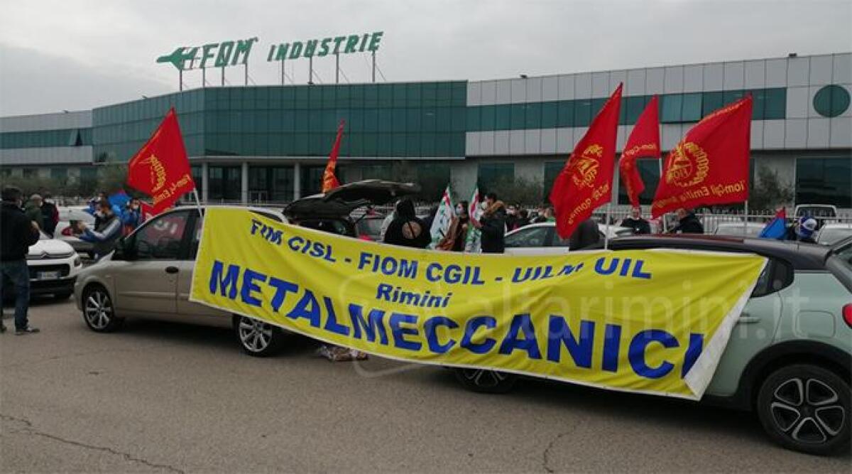 Sciopero metalmeccanici, massiccia adesione. Presidio davanti ai cancelli della Fom Industrie - 