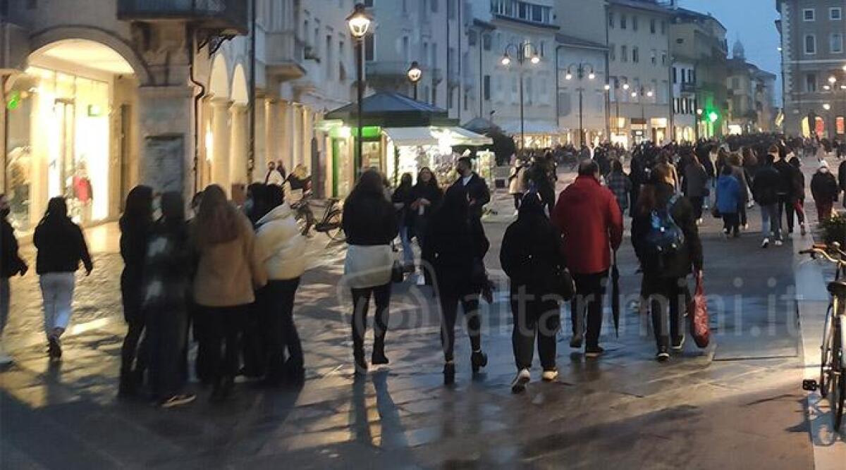 Rimini, centro pieno di persone per l'ultimo giorno di 'zona gialla' - 