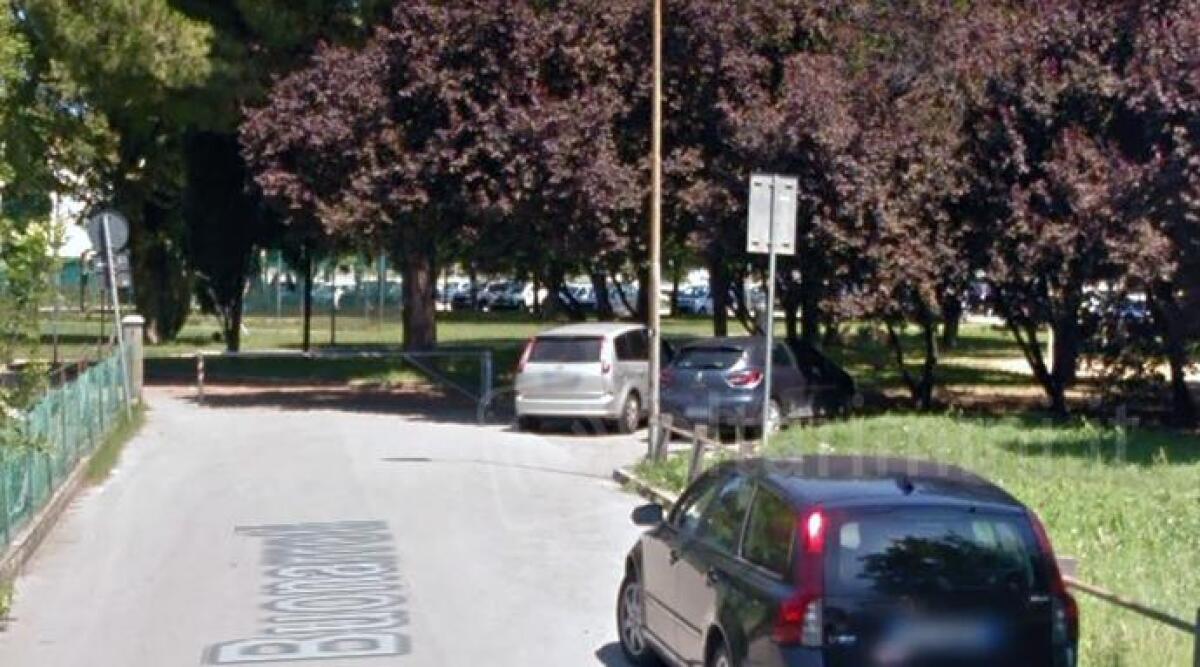 Parco Pertini, angolo di manovra usato come parcheggio auto: la segnalazione dei residenti - 