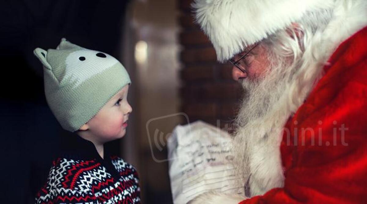 Babbo Natale al tempo del Covid: Scout di Rimini si travestono per portare dolci e regali - 