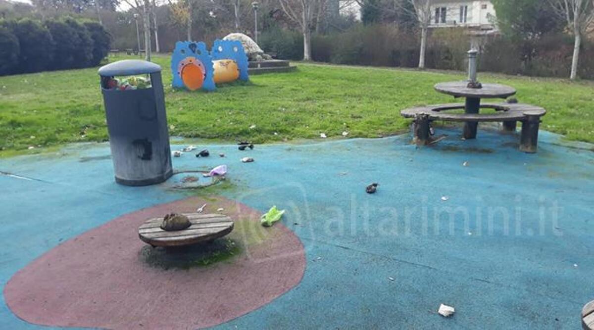 Viserba: cocci di vetro nel parco, appello contro i vandali - 