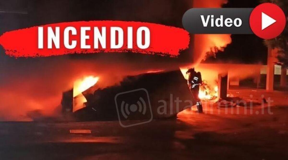 FOTO e VIDEO Incendio nei box, mezzi avvolti dalle fiamme: evacuata una palazzina a Torre Pedrera - 