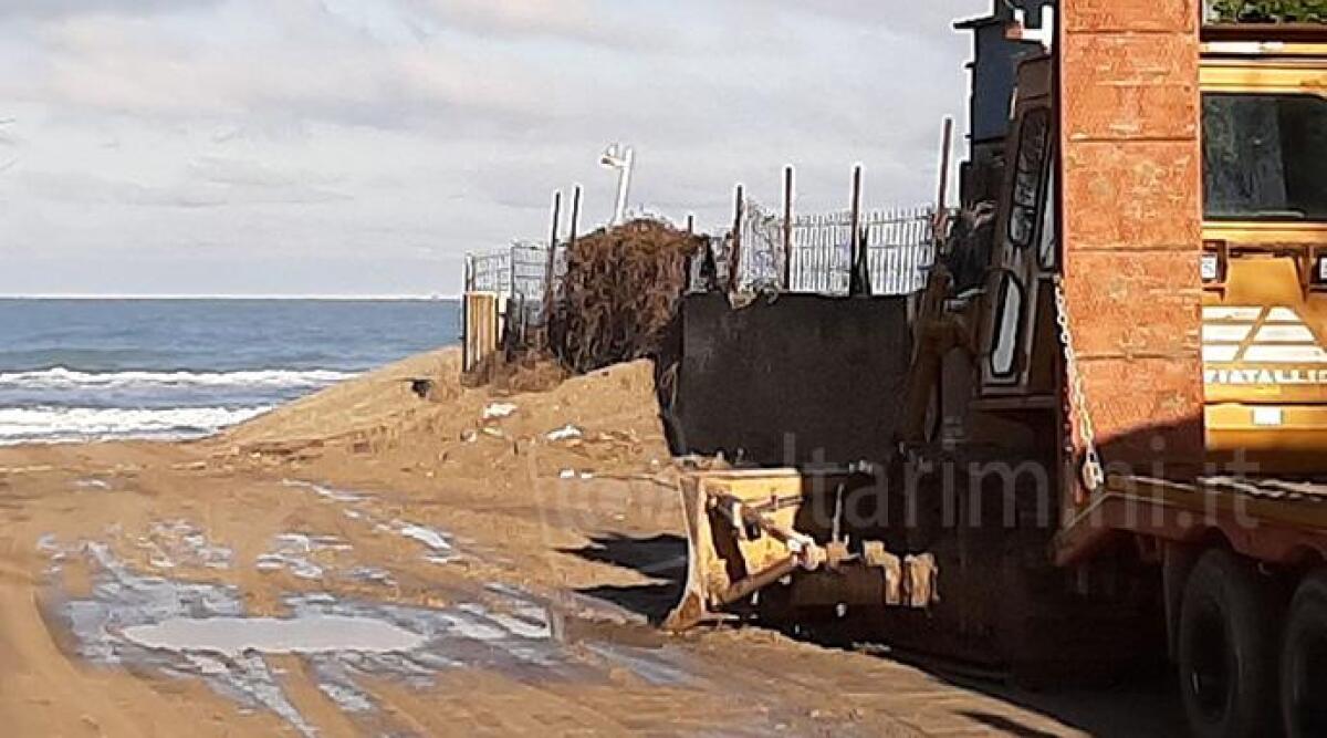 Mareggiata, l'acqua fino agli stabilimenti: ruspe subito per ricostruire la duna di sabbia - 