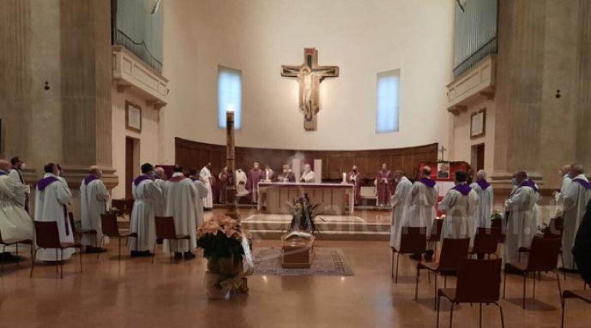 Funerali Don Probo, il feretro portato a spalla dai figli. Le esequie in Cattedrale a Rimini - 