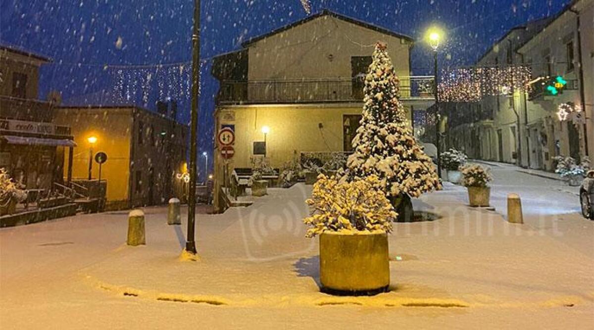 Risveglio sotto la neve: l'entroterra di Rimini imbiancato - 