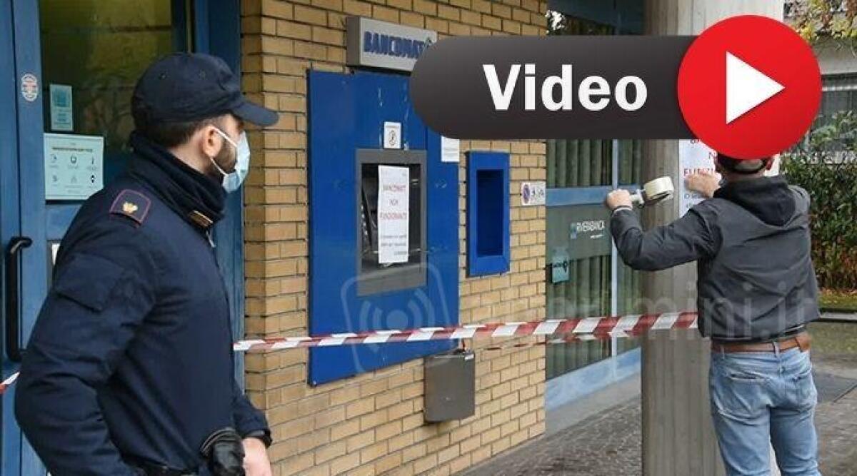 Tentano l'assalto al bancomat di Rivierabanca a Rimini: banditi 'disturbati' fuggono a mani vuote -