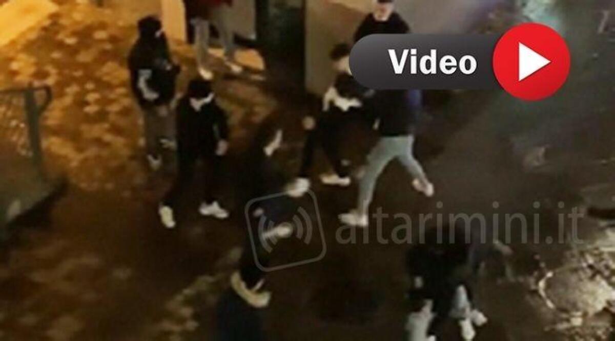 VIDEO Rissa tra ragazzini in Corso d’Augusto: calci e pugni in pieno centro -