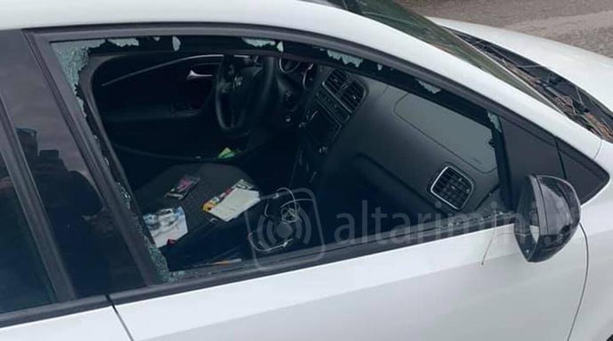 Minorenne sorpreso mentre cerca di rubare un'auto dopo aver rotto il finestrino - 