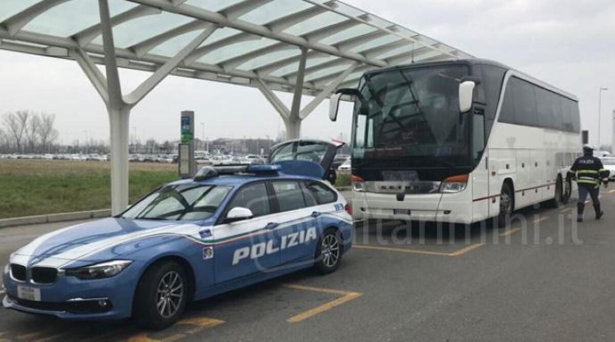Bus, trasportava persone e merce abusiva. Maxi multa e confisca del mezzo - Controlli della Polizia Stradale (foto di repertorio)