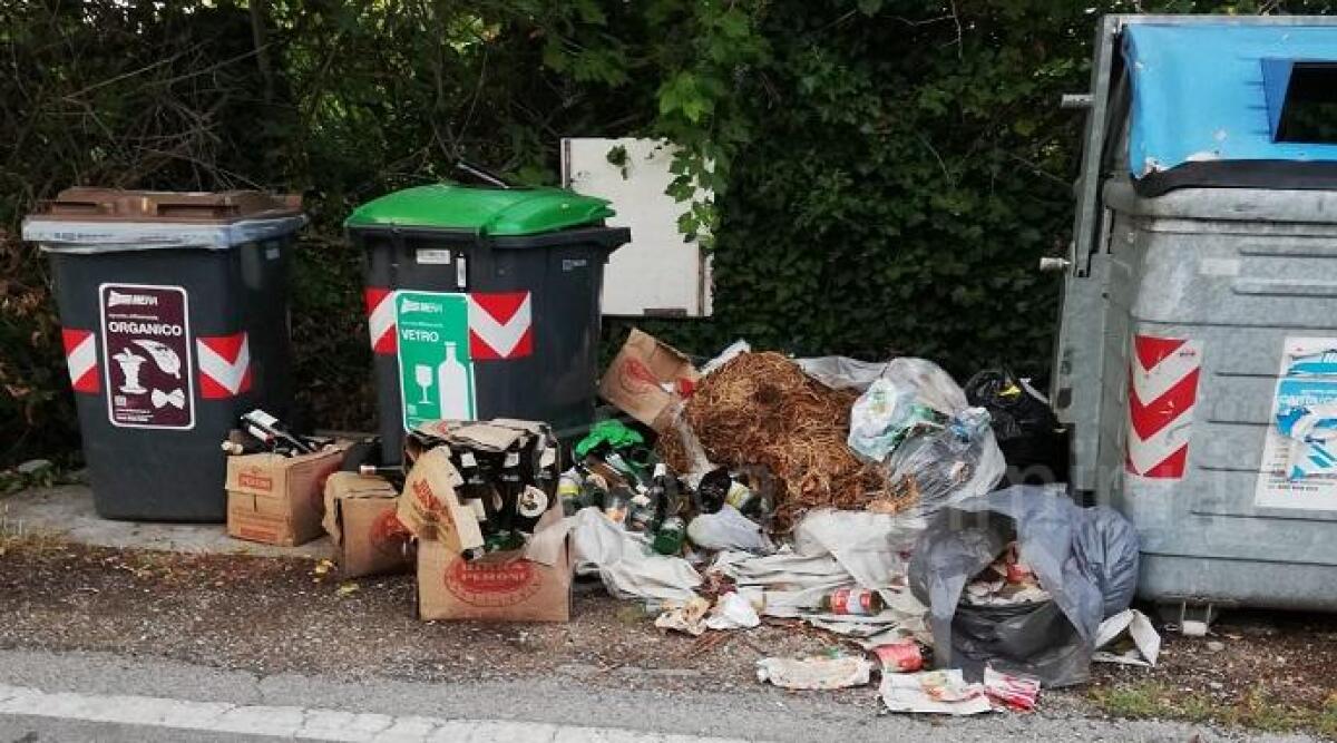 Conferimento disordinato dei rifiuti, tolleranza zero a Misano: 70 sanzioni nel 2020 -