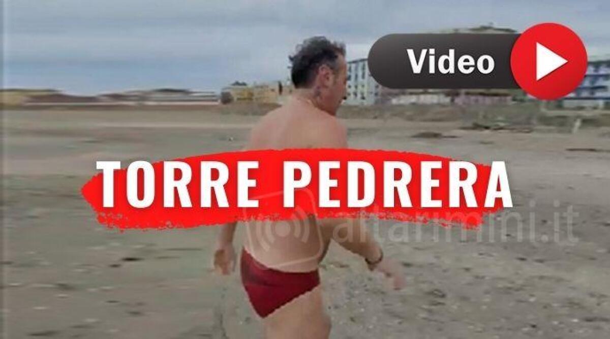 VIDEO Si &egrave; tuffato da solo, non rinuncia al tradizionale bagno di Capodanno - 