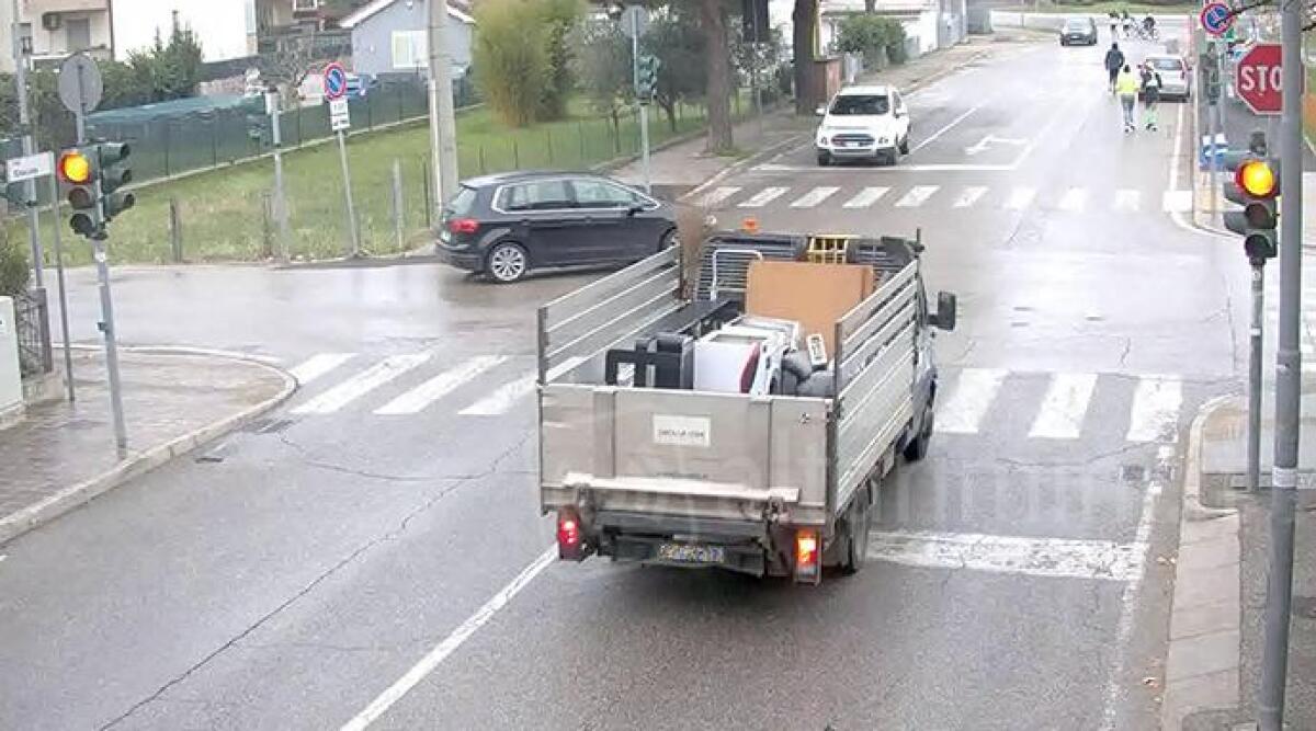 Vista red: camioncino passa con il rosso sfiorando un'auto. Tragedia sfiorata - 