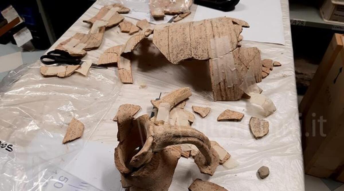 Riccione: un peschereccio trova un' anfora romana in mare -