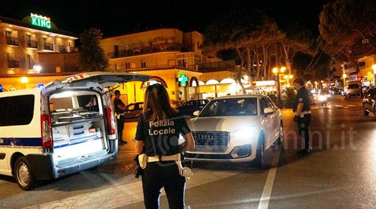 Botte al controllo della polizia locale, gli agenti si rifugiano in macchina e chiedono rinforzi&nbsp; - Foto di repertorio