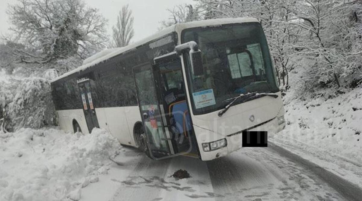 Montefiore: autobus finisce fuori strada per la neve -