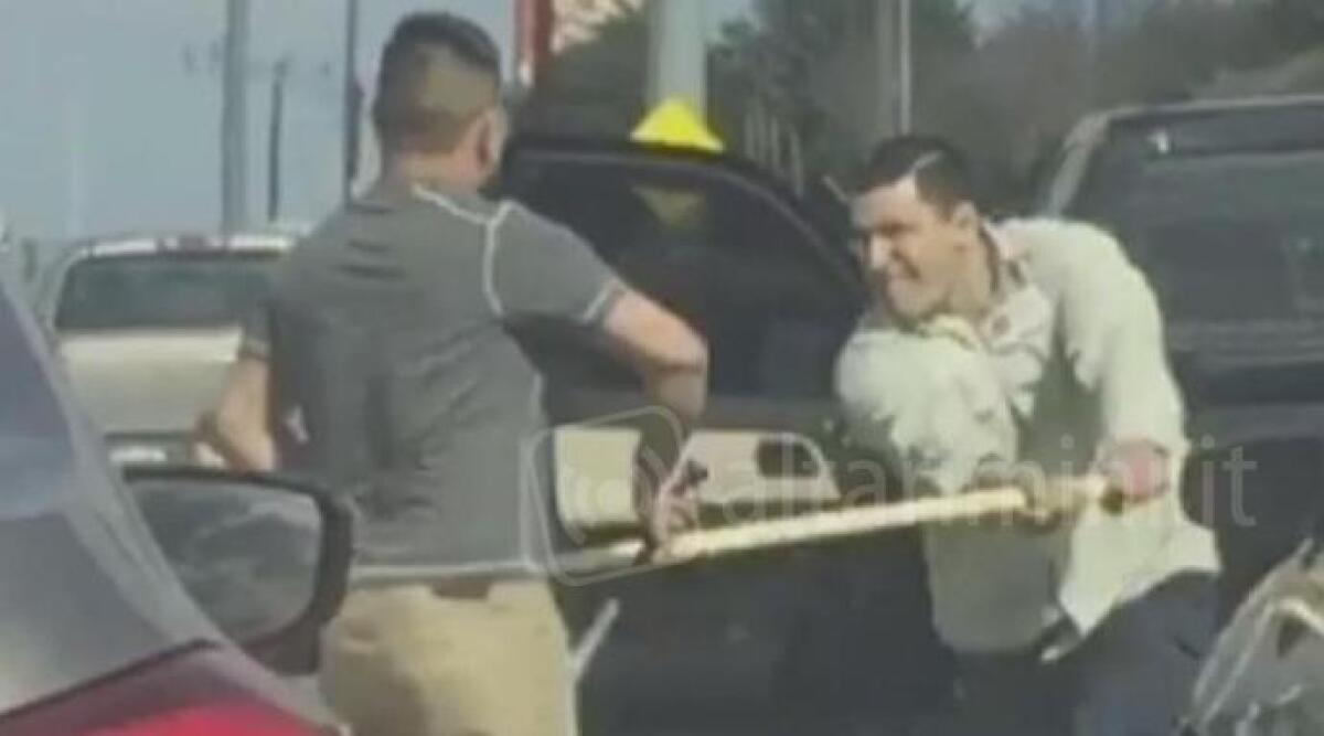 Lite perch&egrave; va troppo piano, professore di lettere prende a bastonate automobilista - 