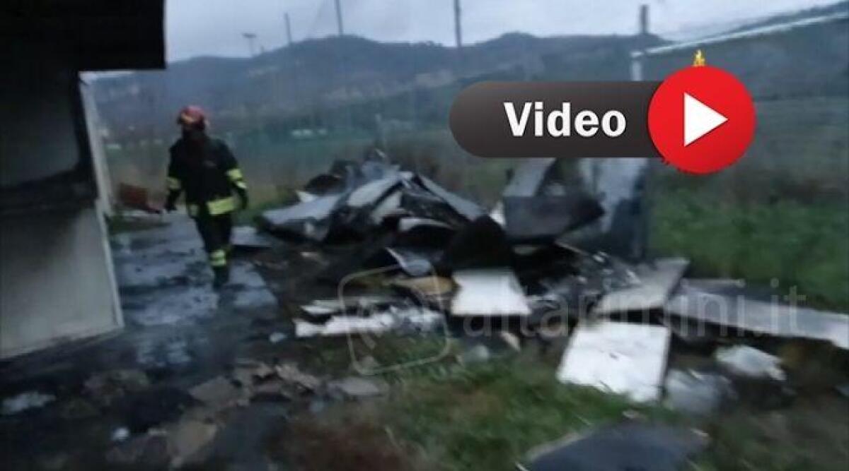 VIDEO: A fuoco gli spogliatoi del centro sportivo di Pietracuta -