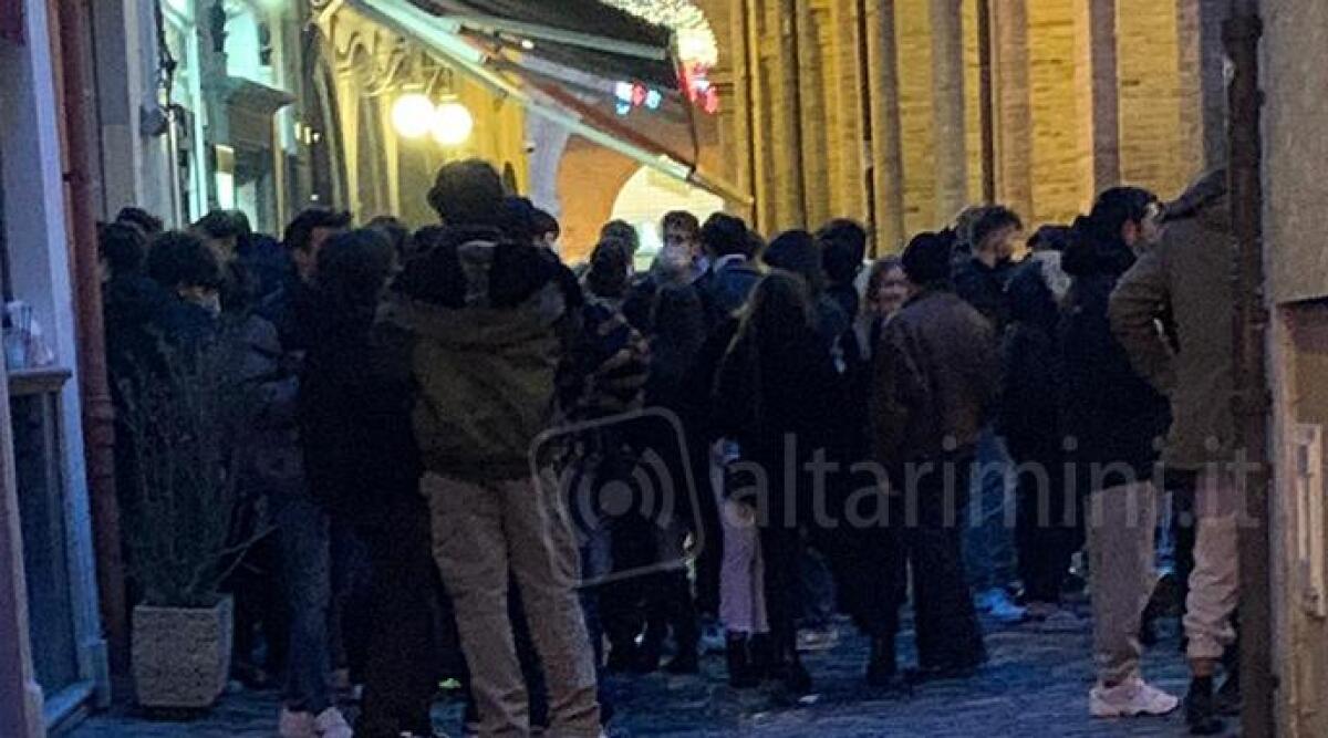 Rimini, stretta alla movida in centro: stop asporto dalle 15 e niente musica - Zona Cantinette ARCHIVIO