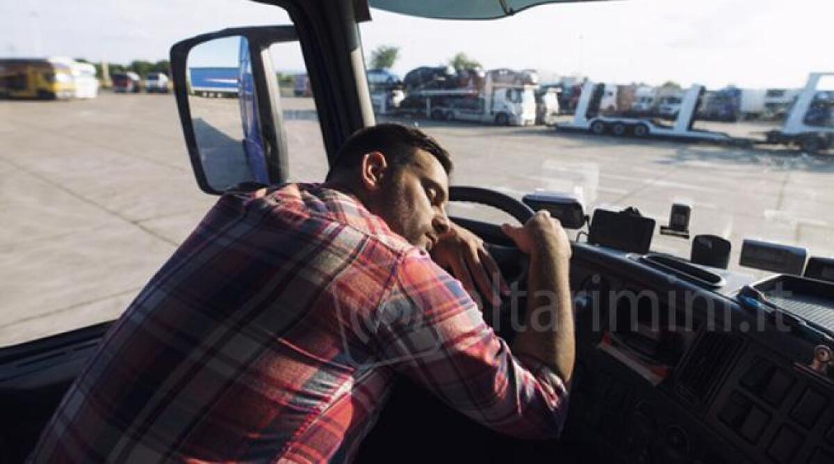 Camionista guida ininterrottamente per 21 ore e supera limiti velocit&agrave;: maxi multa e ritiro patente - 