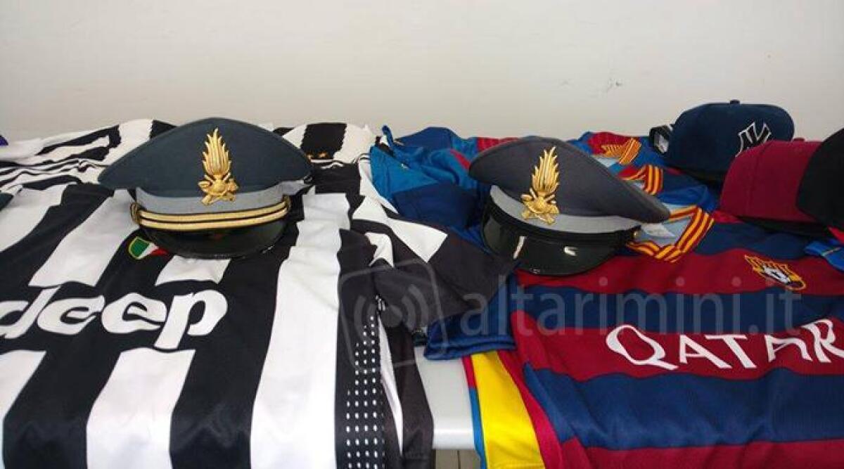 Venditrice a processo per magliette contraffatte di squadre di calcio - 