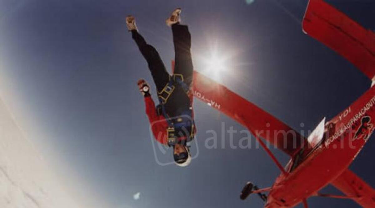 Non si apre il paracadute, muore 31enne riccionese in Australia - 