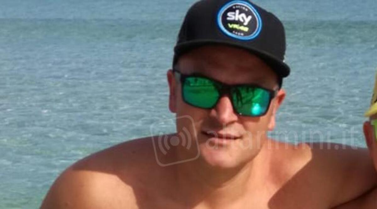Colpito da un infarto mentre pedala in bici: muore a 42 anni. Oggi i funerali -