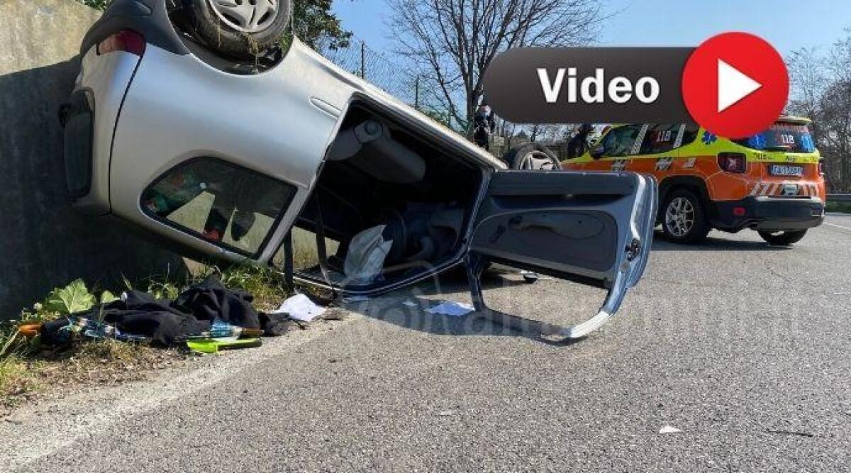 VIDEO Incidente sulla Marecchiese, auto finisce contro un muro e si ribalta. Ferito 60enne -