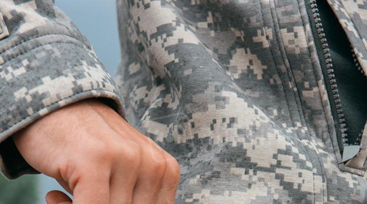 Interviene per sedare una lite, militare dell'esercito preso a calci e pugni - 